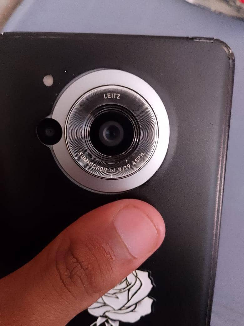 AQUOS Sharp R7 1