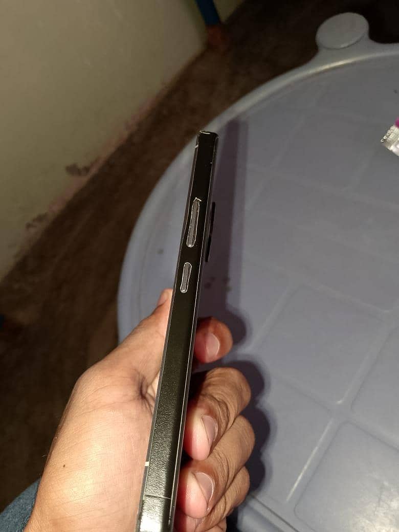 AQUOS Sharp R7 4