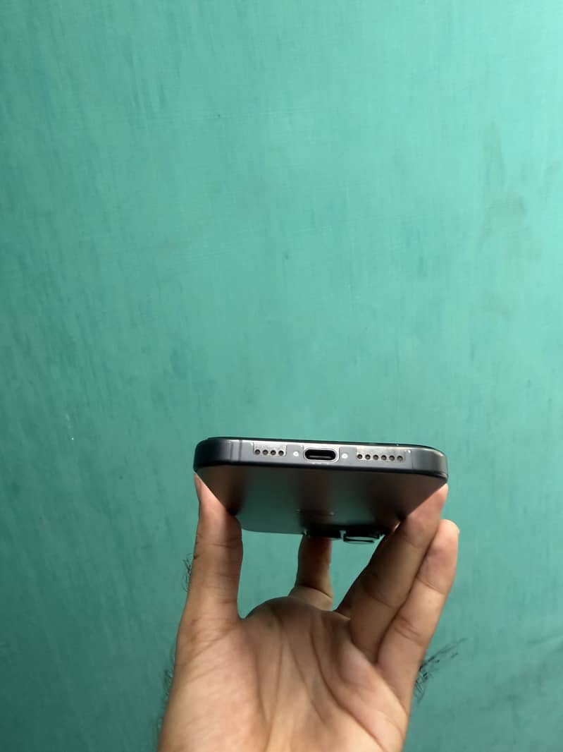 Apple iPhone 15 Pro Max 3