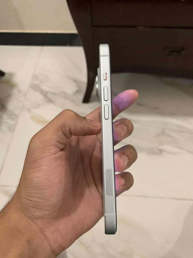 Apple iPhone 15 4