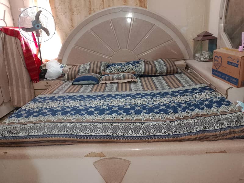 Bed & dressing table 0