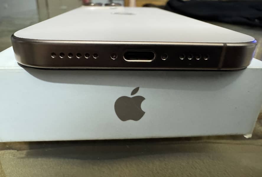 Apple iPhone 16 Pro Max 4
