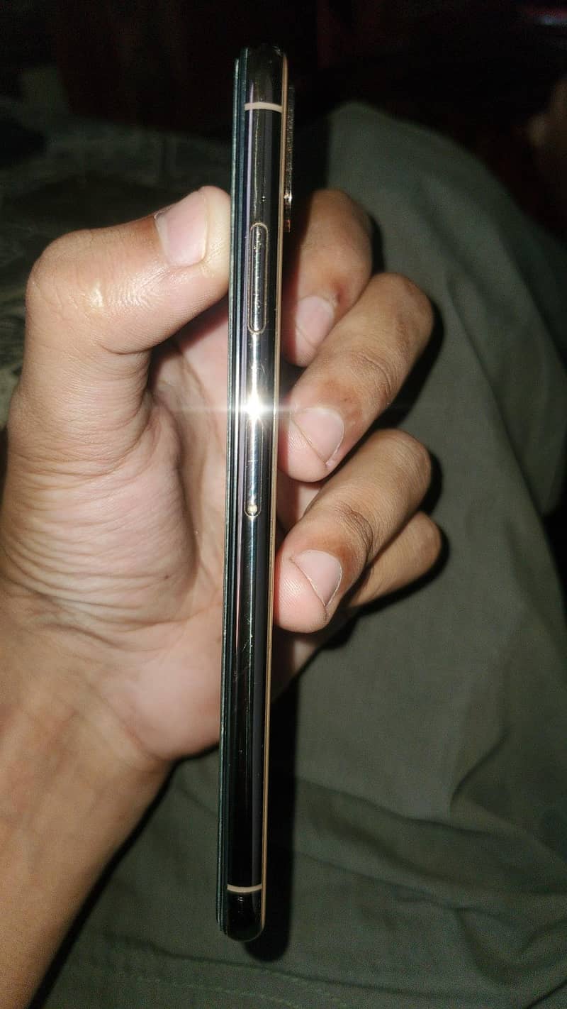 Apple iPhone XS Max 4