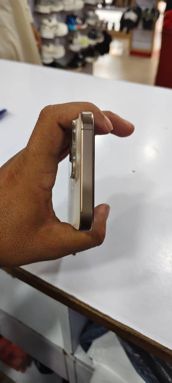 Apple iPhone 16 Pro Max 8