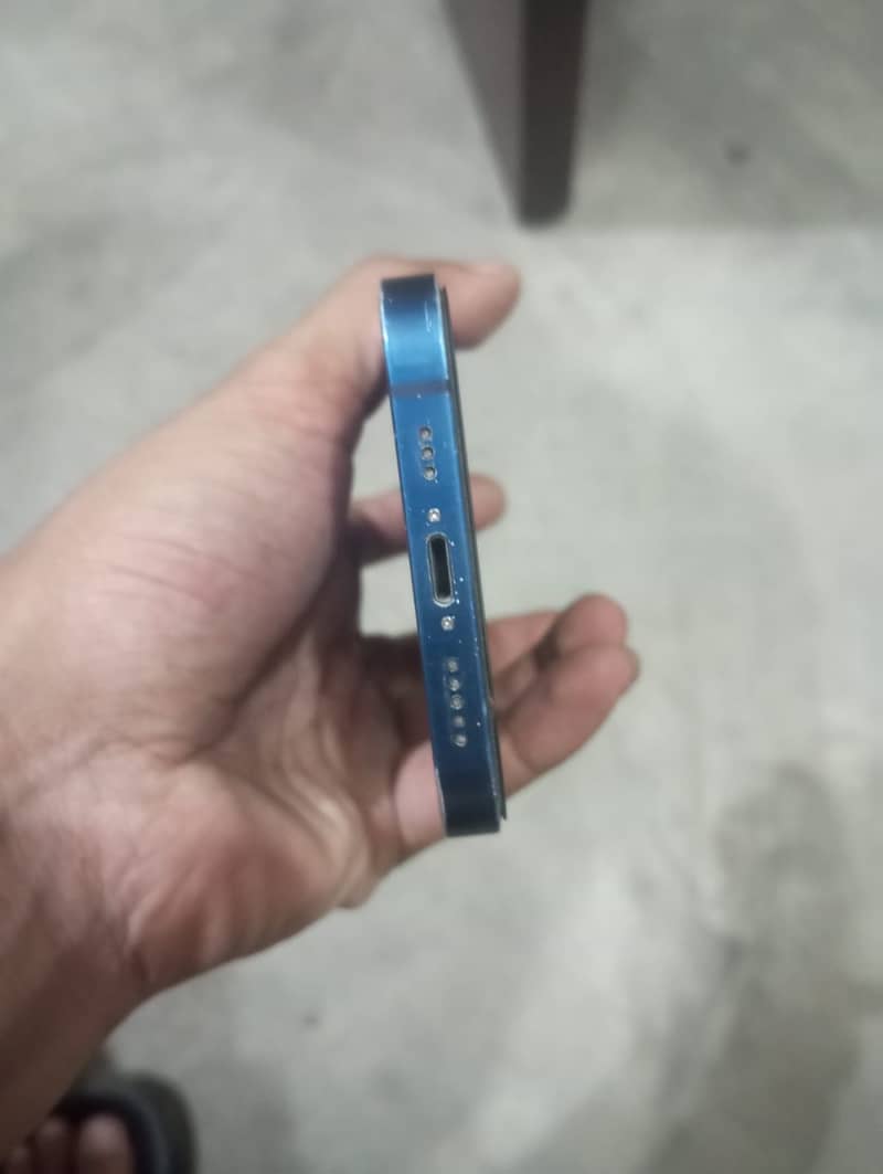 Apple iPhone 12 4