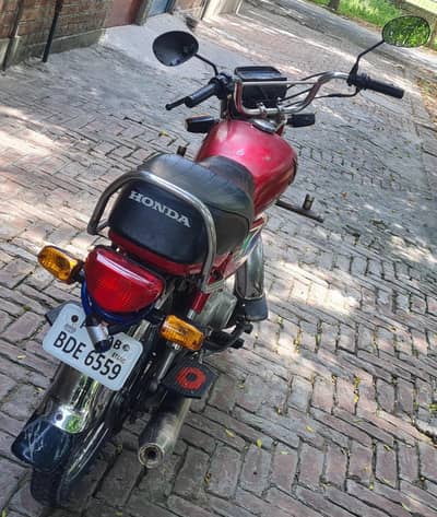 Honda CD70 16 Modal Red colour