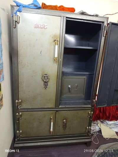 selling super deluxe 4 door almirah