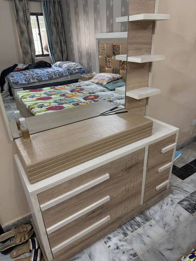 Custom bed +mattreess+ side table + dressing