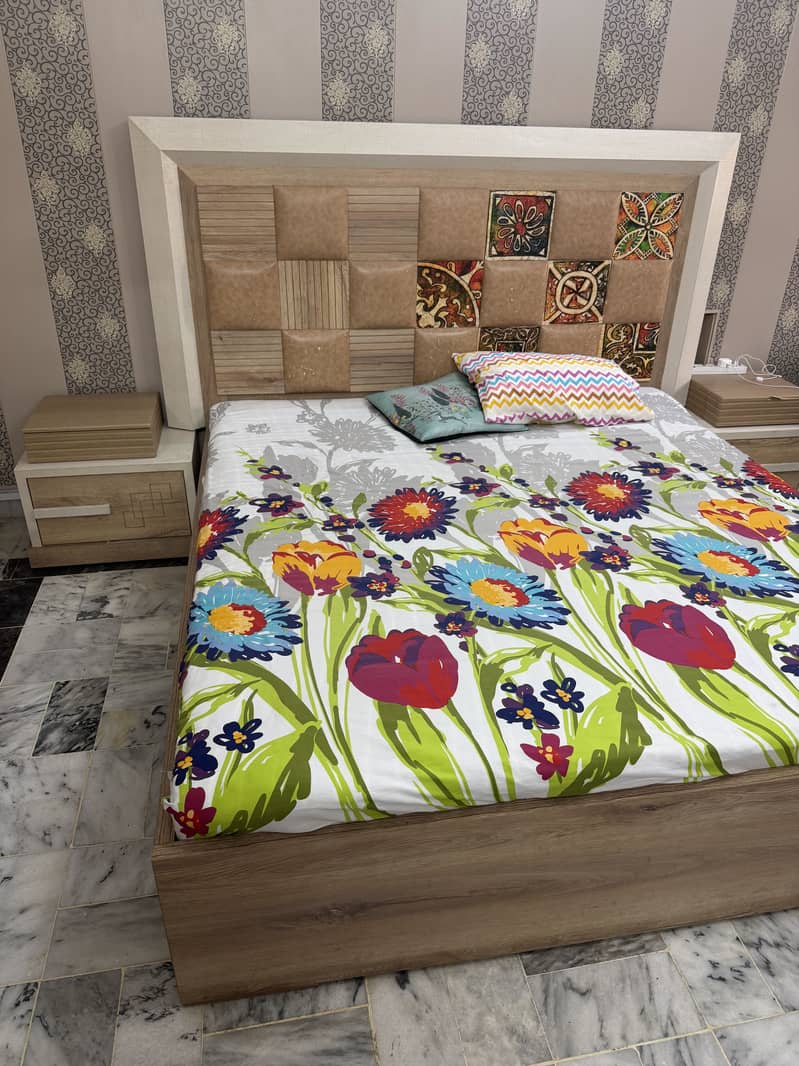 Custom bed +mattreess+ side table + dressing 1