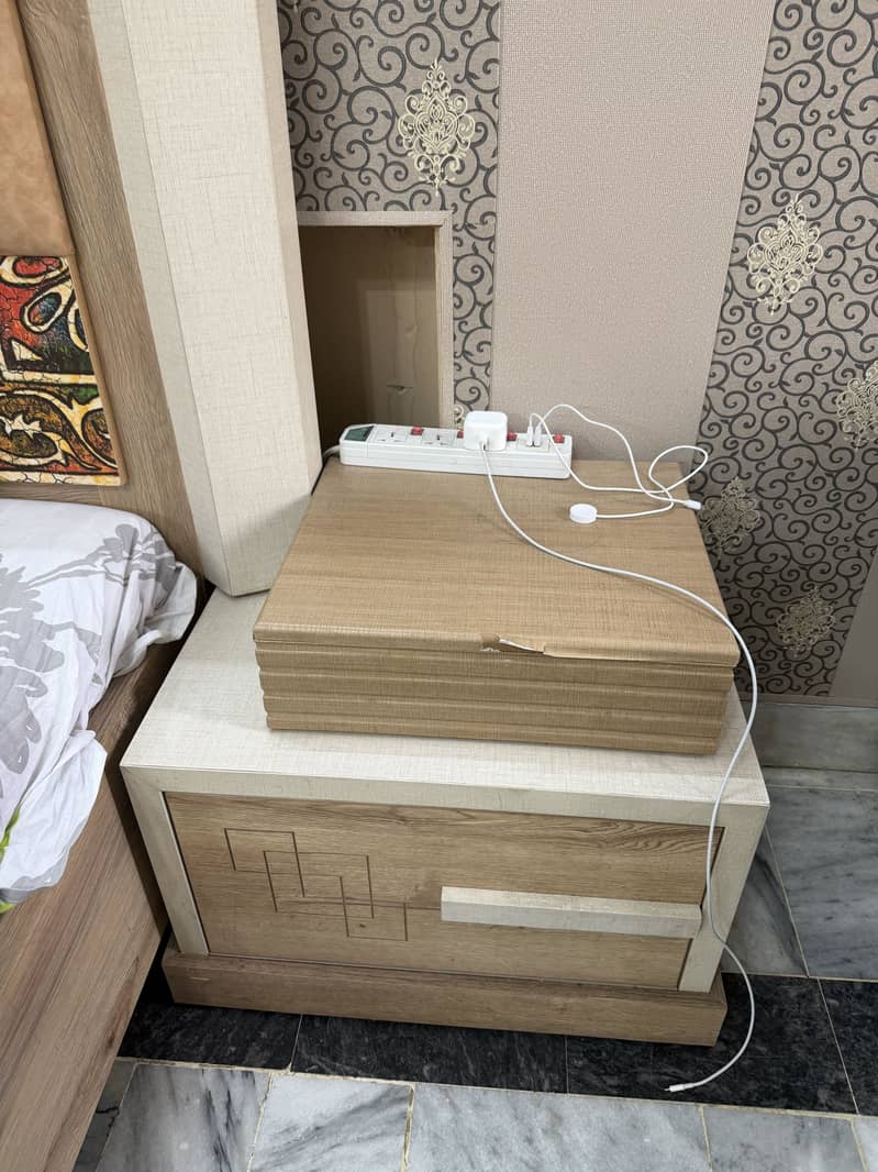 Custom bed +mattreess+ side table + dressing 2