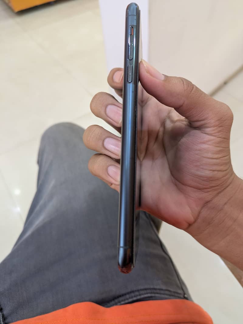Apple iPhone 11 Pro Max 2
