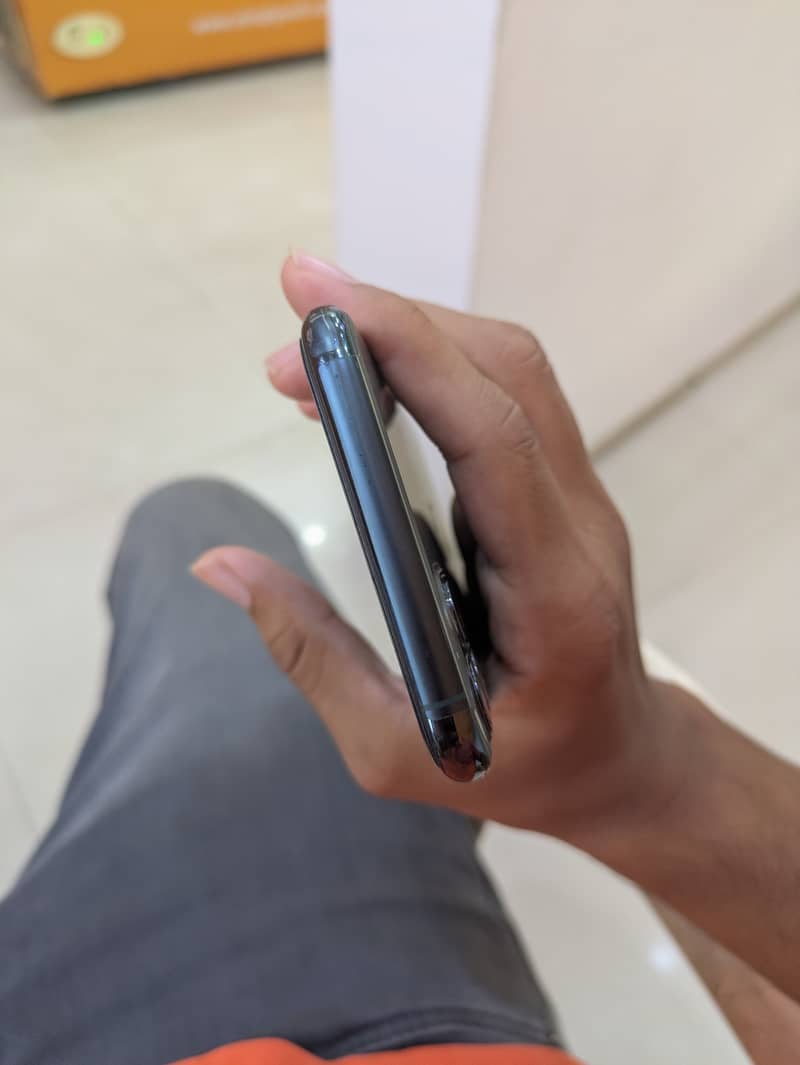 Apple iPhone 11 Pro Max 4