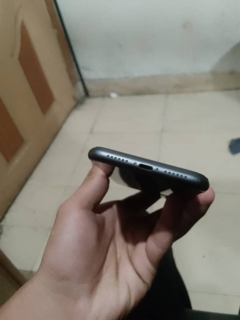 Apple iPhone 11 4