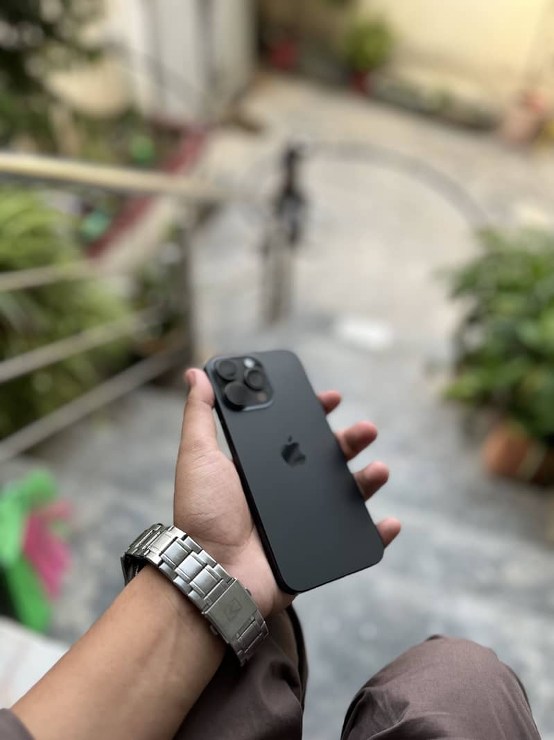 Apple iPhone 15 Pro Max 4