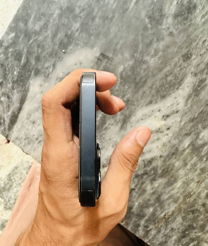 Apple iPhone 13 5