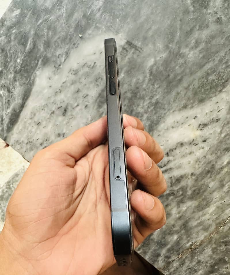Apple iPhone 13 8