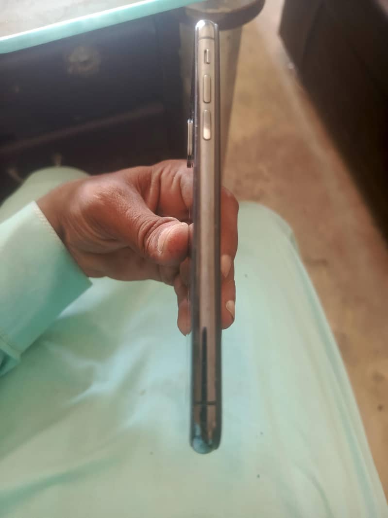 Apple iPhone X 4