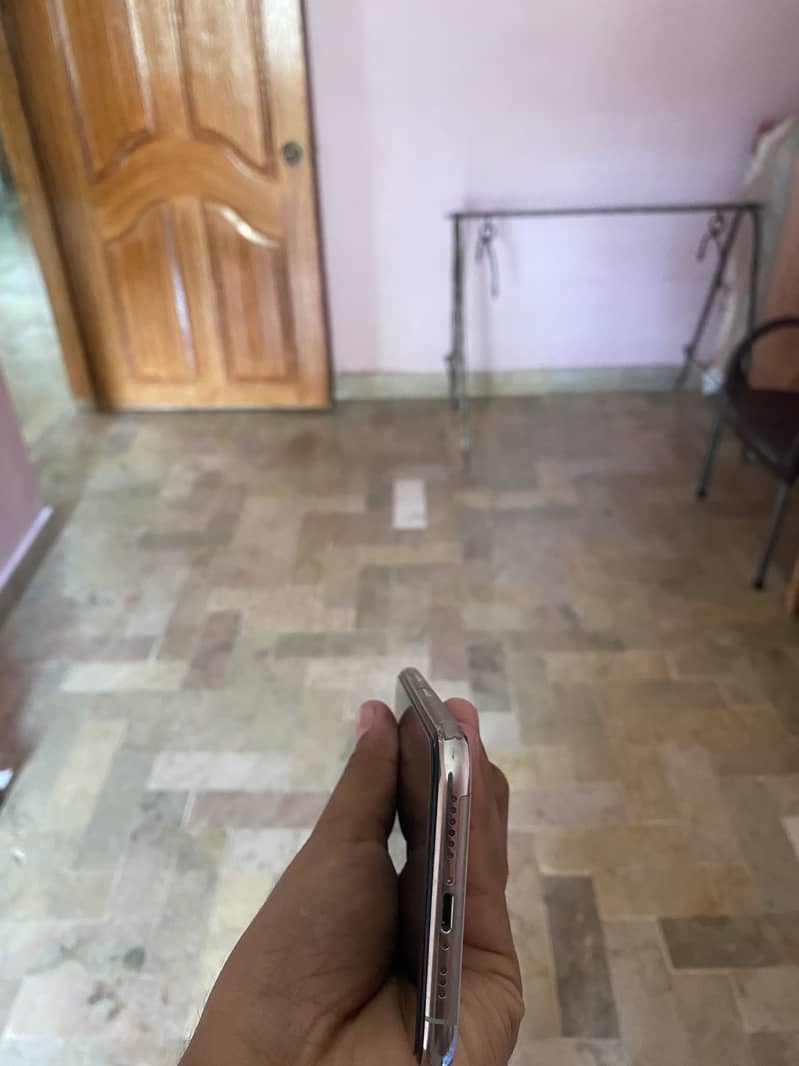 Apple iPhone 11 Pro 4