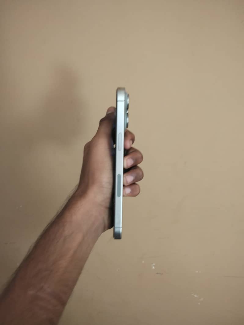 Apple iPhone 15 Pro Max 4