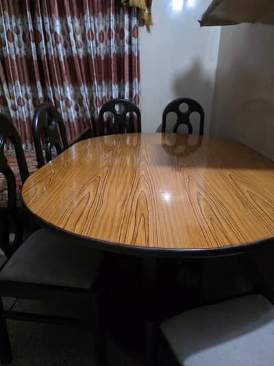 Dinning table in good condition
