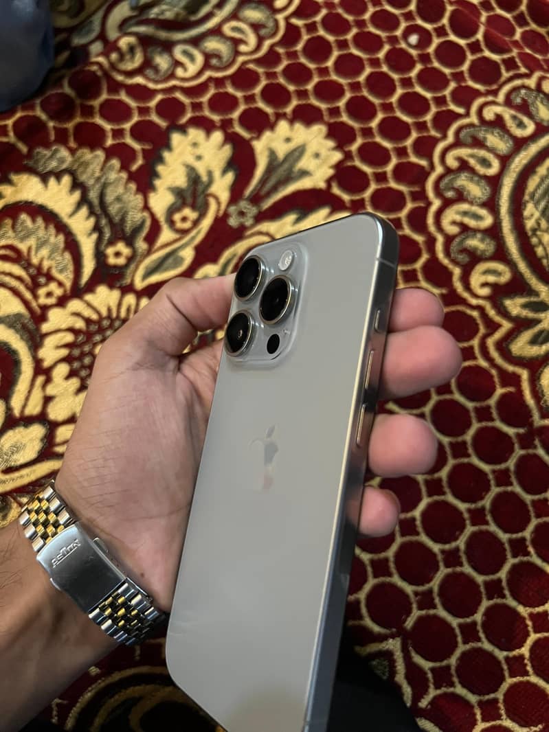 Apple iPhone 15 Pro 3