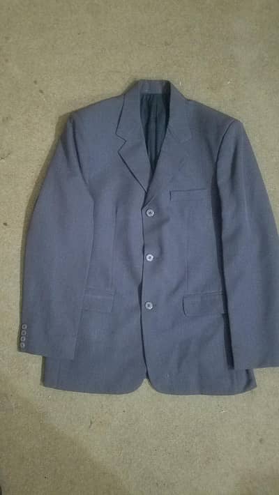Dark gray suit. O3244833221