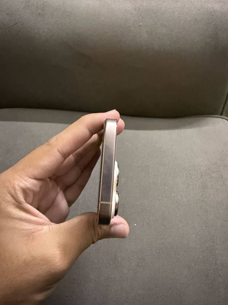 Apple iPhone 16 Pro 1