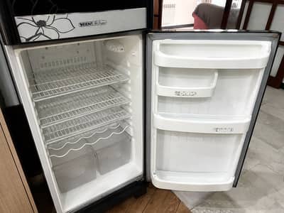 Orient 18 Cu Ft Glass Door Refrigerator – Excellent Condition