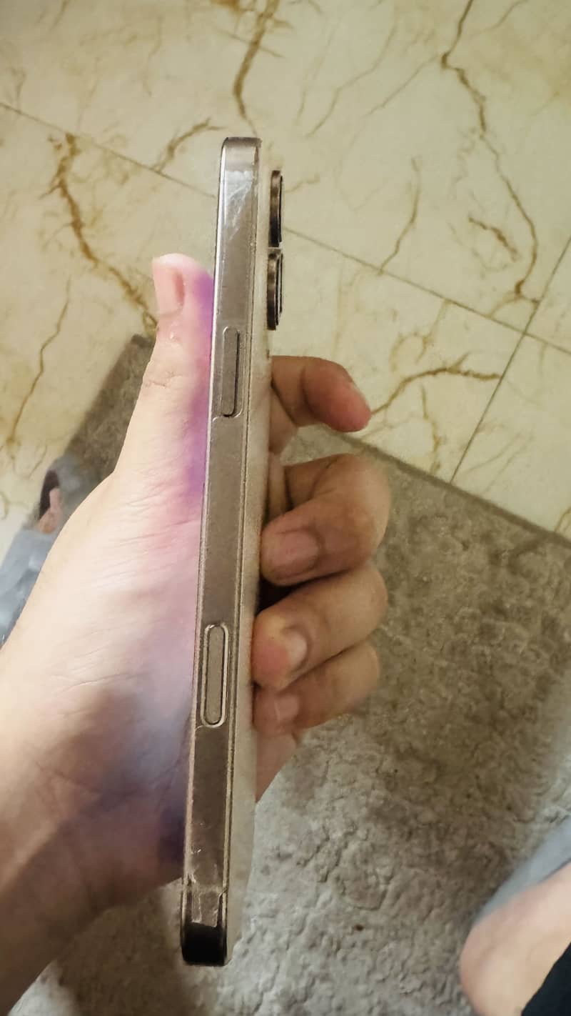 Apple iPhone 16 Pro Max 3