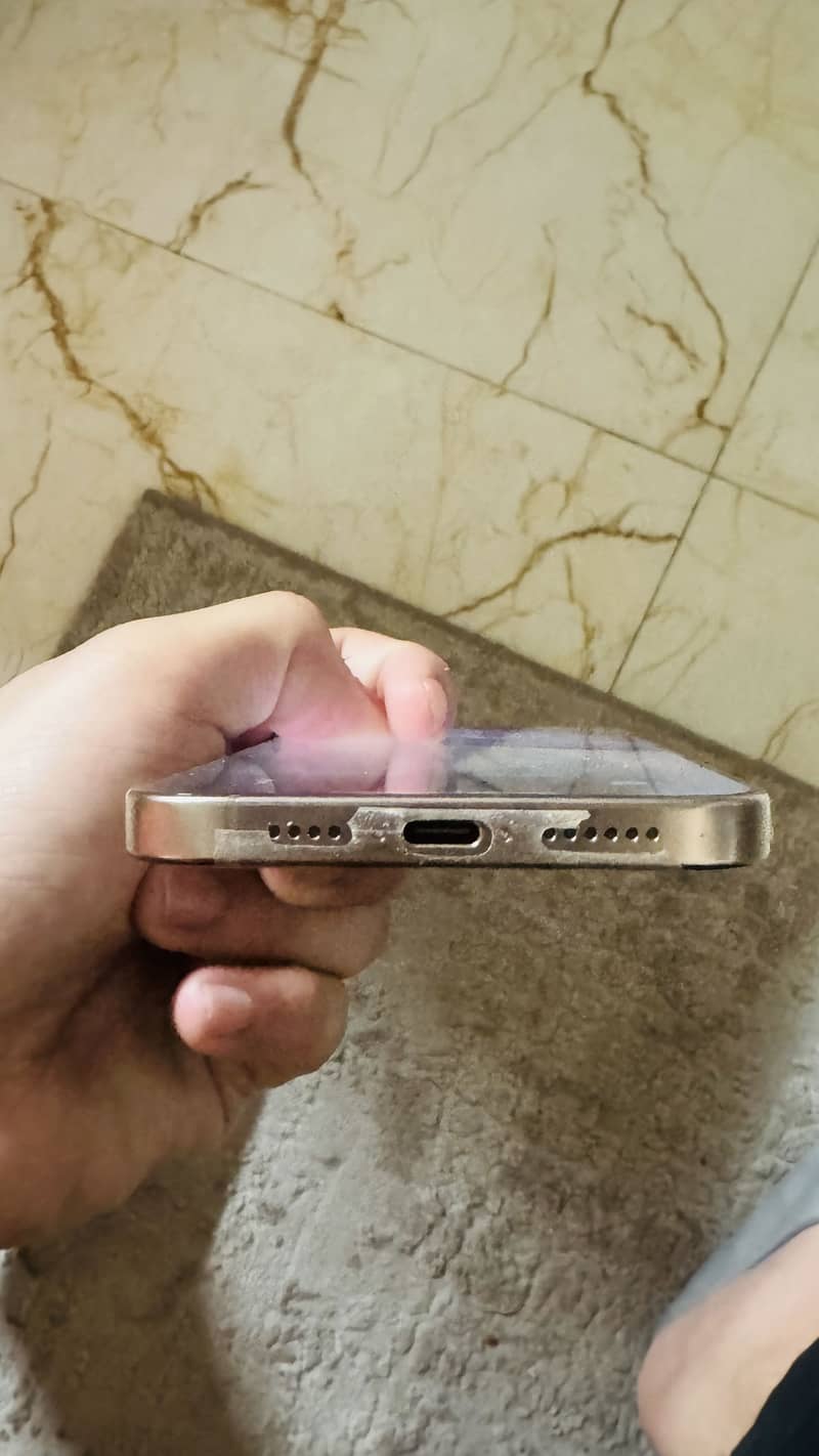 Apple iPhone 16 Pro Max 4