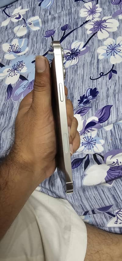 Factroy unlock with box zero phone hai E sim abhi non active hai