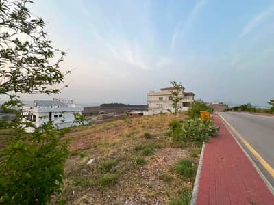 1 kanal highted location plot for sale back open