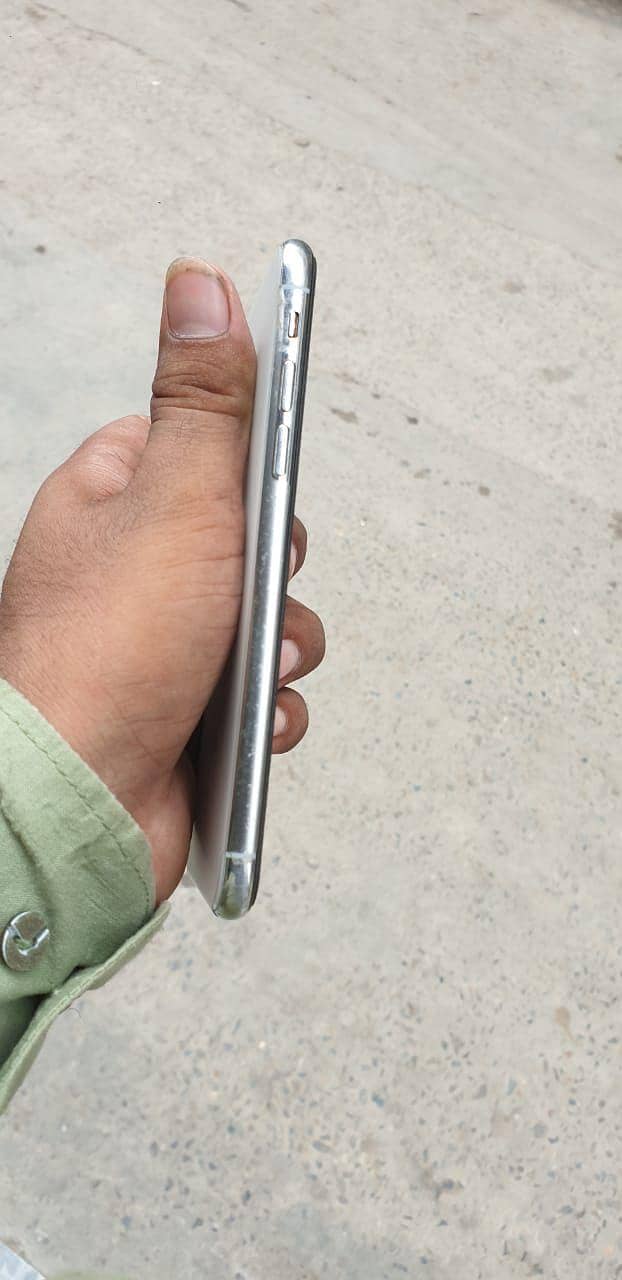 Apple iPhone X 4
