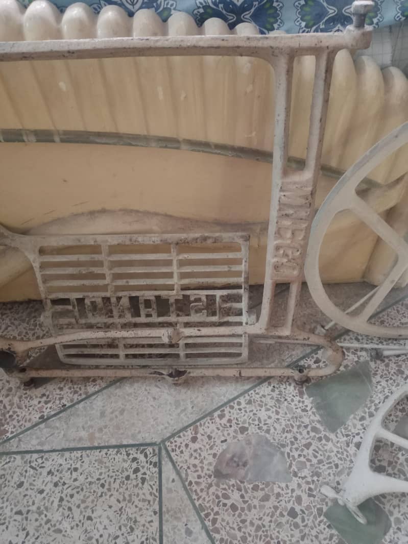 sewing machine  stand 4