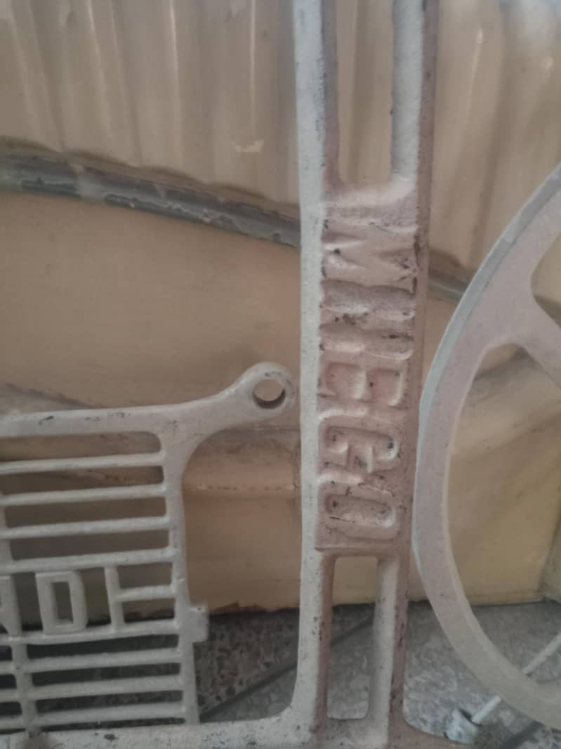 sewing machine  stand 6