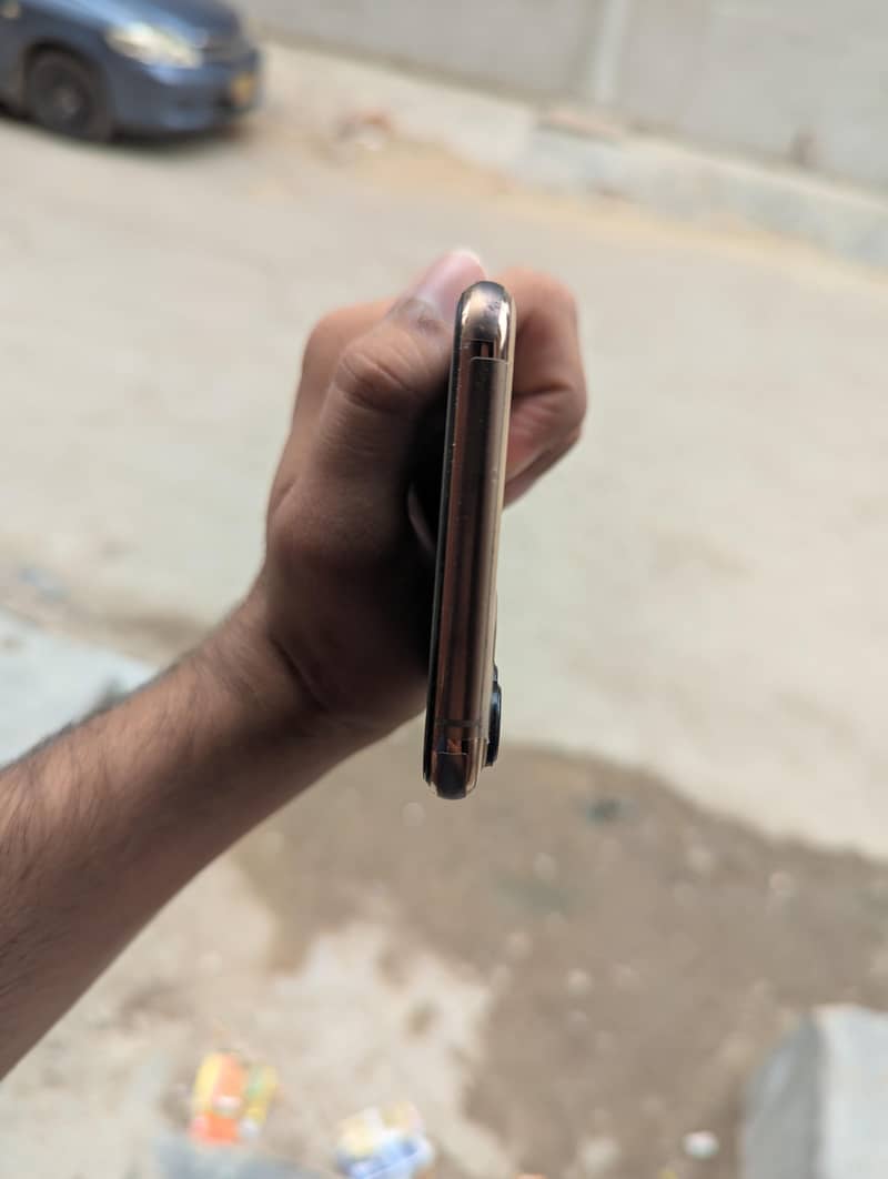 Apple iPhone 11 Pro Max 2
