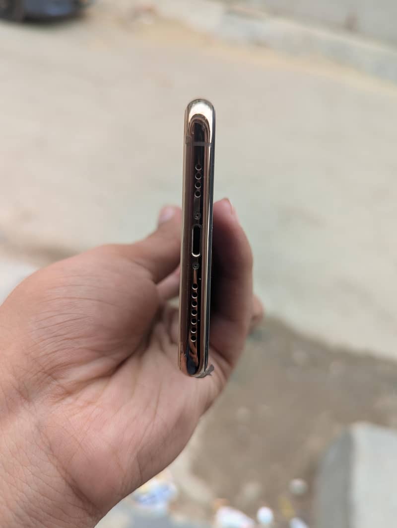 Apple iPhone 11 Pro Max 4