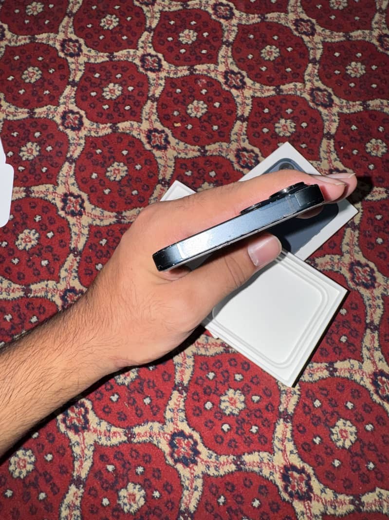 Apple iPhone 13 8