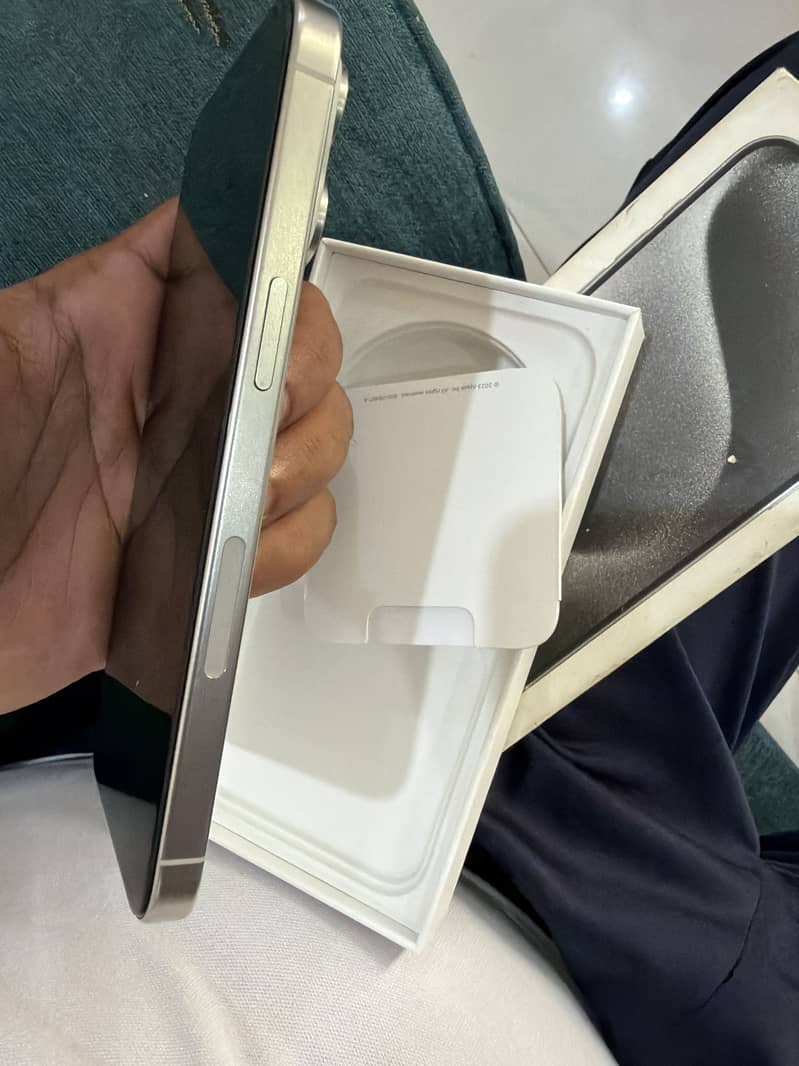 Apple iPhone 15 Pro Max 2