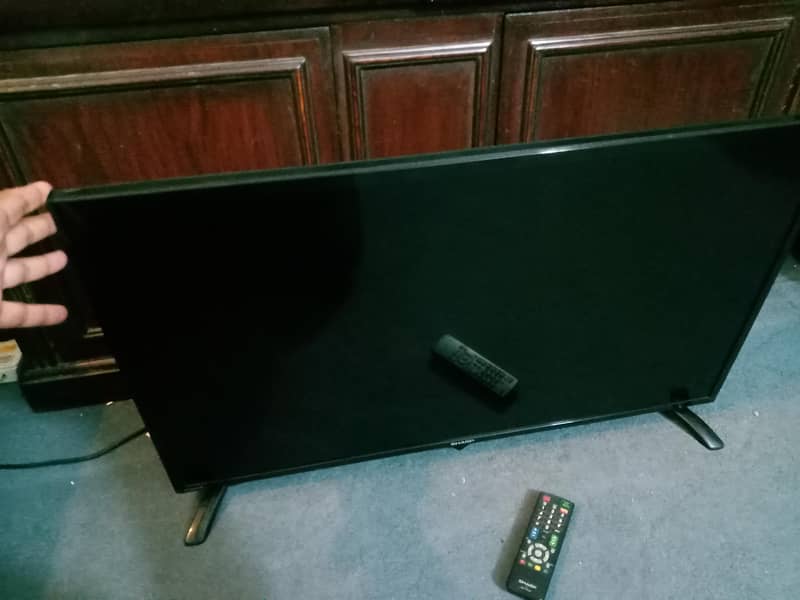 Sharp 32" Simple LED TV (Great Condition, Power Efficient 6