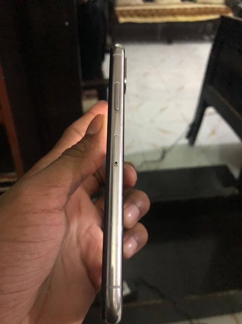 Apple iPhone X 4