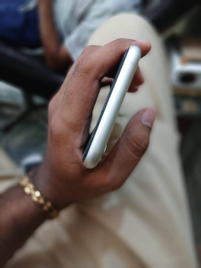 Apple iPhone 11 4