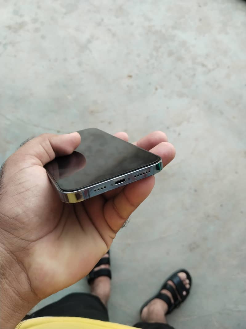 Apple iPhone 13proax 4