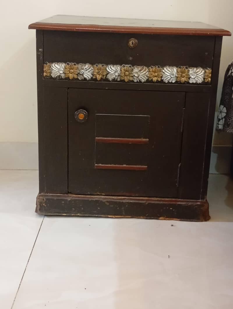 bed , side tables and dressing table 2