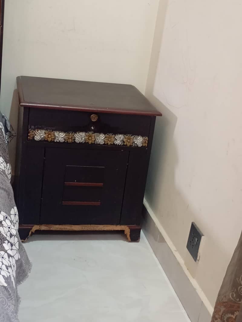 bed , side tables and dressing table 5