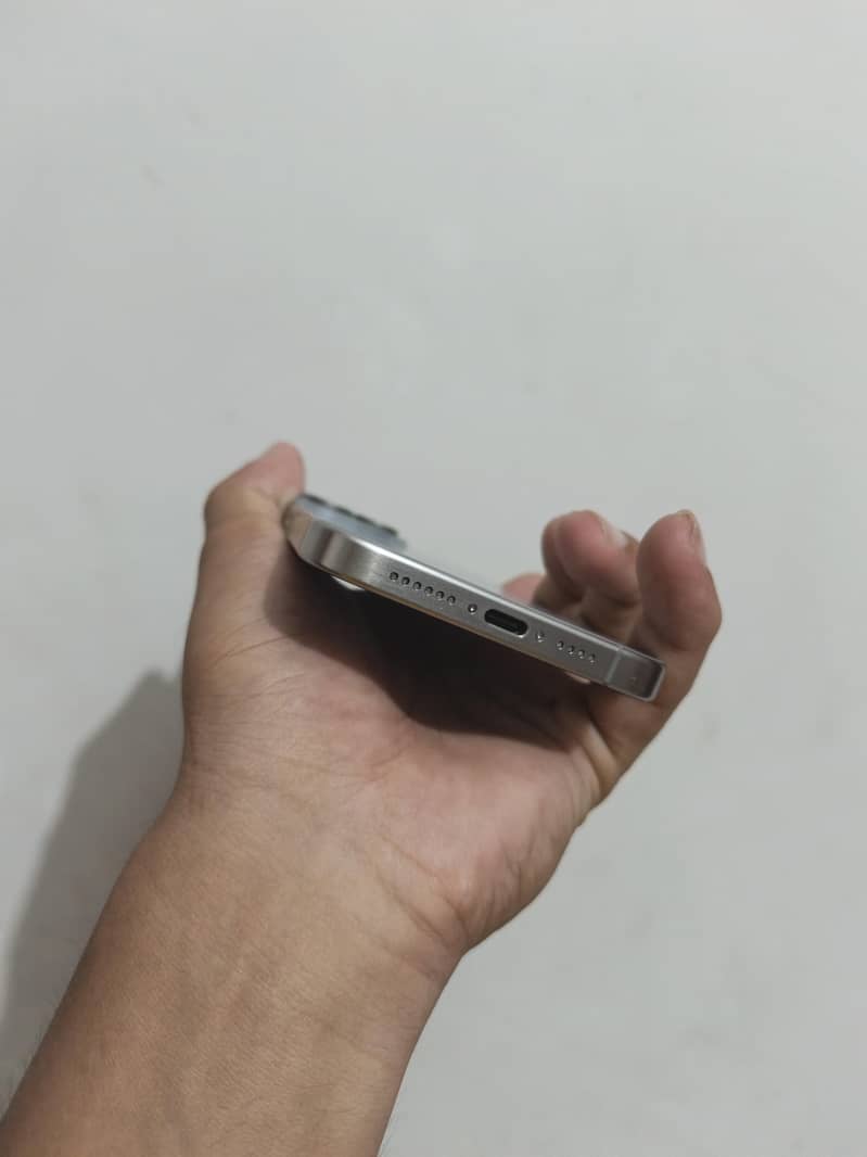 Apple iPhone 15 Pro Max 4