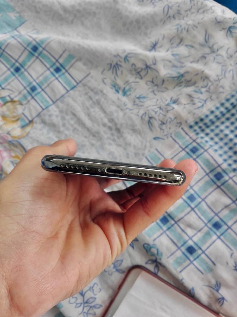 Apple iPhone X 4