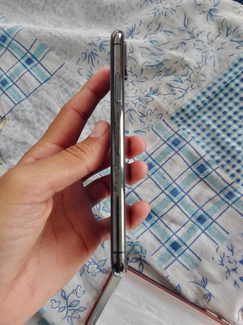 Apple iPhone X 4