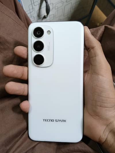 Spark 40 Pro Plus 8+8 256 Gb 4 month warranty Box Nahi Hain Charger ha