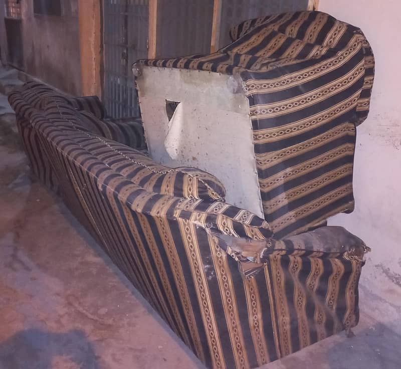 Old Sofa Set 4